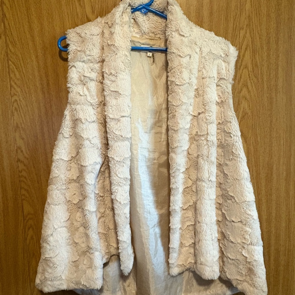 Entro Cream Furry Vest
